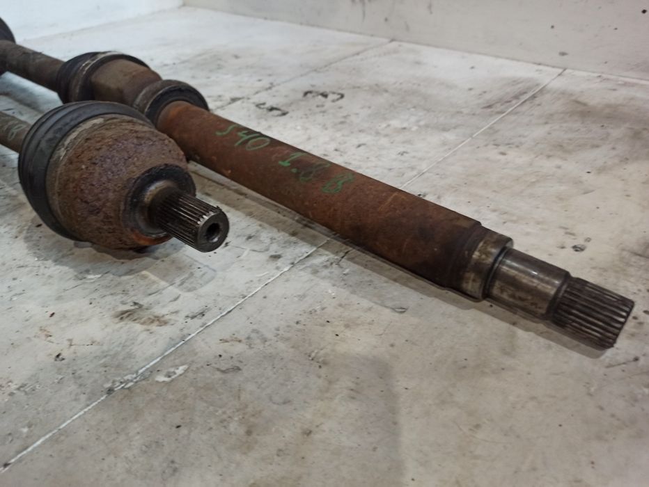 Приводний вал полуось Volvo S40 V50 C30 1.8i 30711772 30681129 Вольво