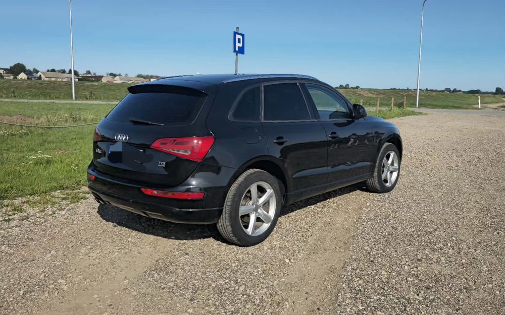 Auto marki Audi q5 z roku 2012.