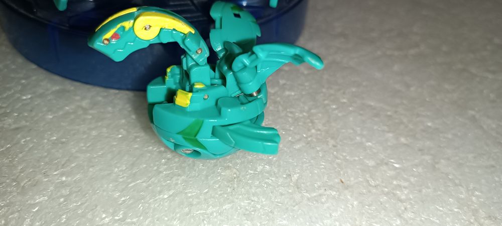 Antigo BakuRack com bolas bakugan