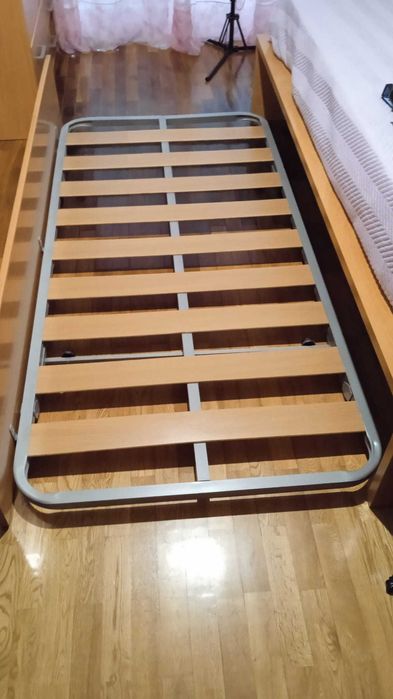 Quarto de solteiro completo com cama de gaveta e colchões