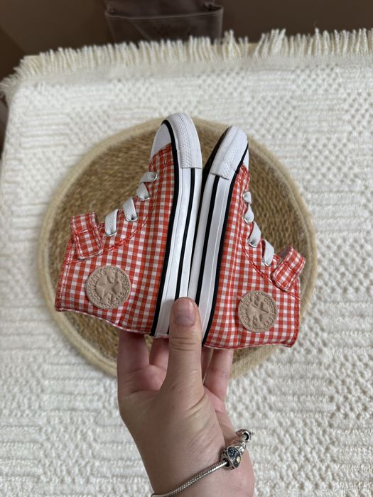 Кєди Конверс на дівчинку