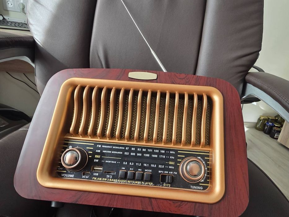 Радиприёмник с FM диапазоном, длинные средние волны+ флэшка.
