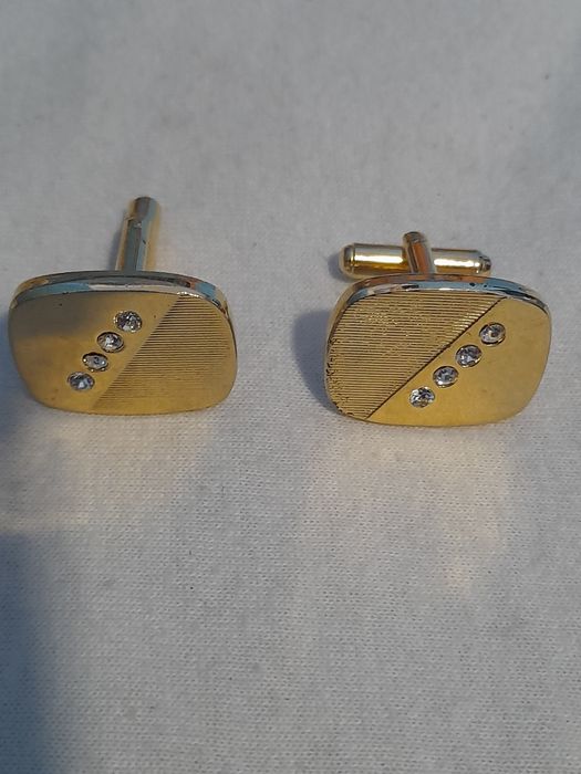 Vendo colares, pulseiras e botões de punho