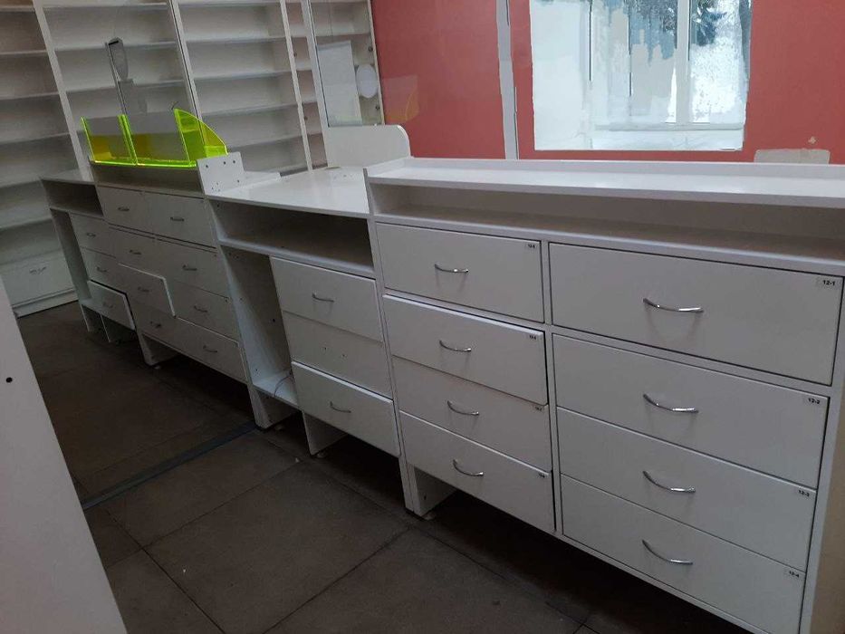 Продаж меблів у аптеку