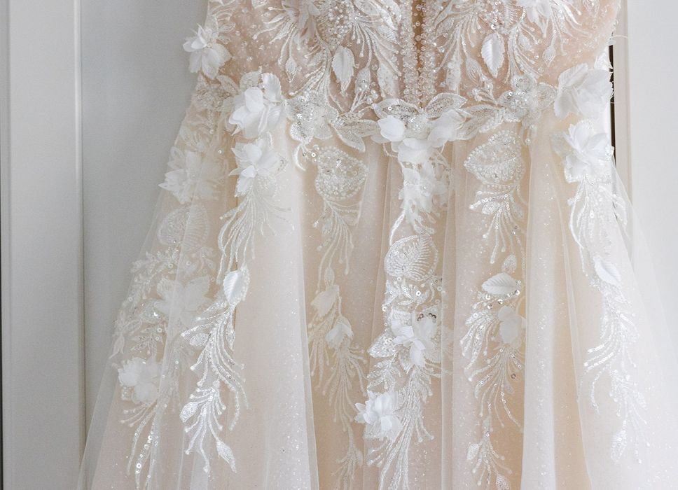 Suknia ślubna zdobiona kwiatami 3 D