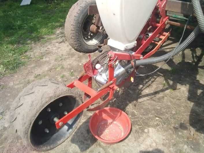 Гарбузова сівалка вакуумна однорядна упс