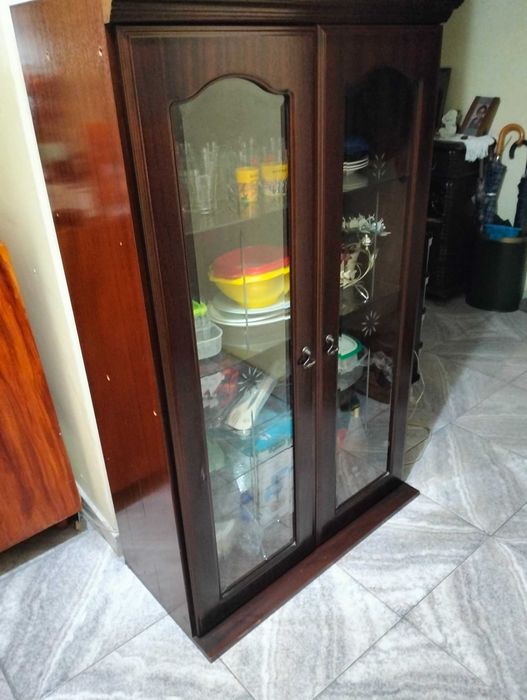 Móvel de arrumação com prateleiras em bom estado