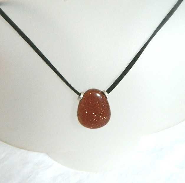 Piasek pustyni - kamień tysiąca słońc, delikatny wisiorek