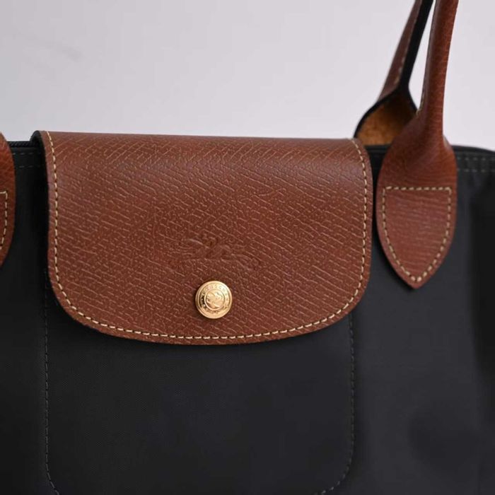 Duża torebka na ramię marki Longchamp w kolorze czarnym