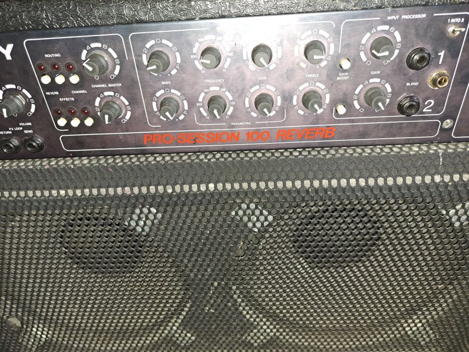 Laney wzmacniacz gitarowy 100 W z przesterem.