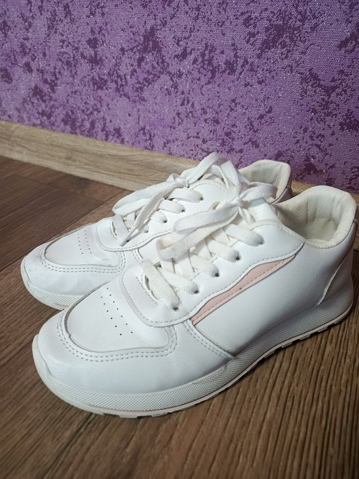 Жіночі кросівки білі