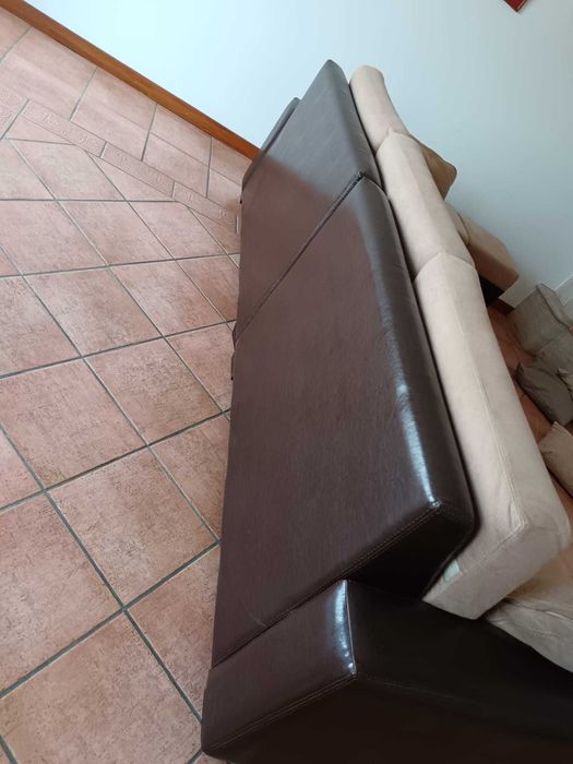 Sofá e puffs castanho/bege