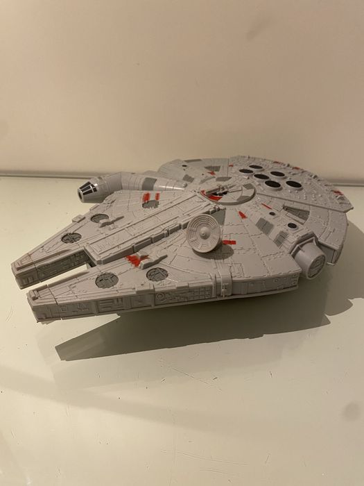 Star wars millenium falcon423648068706641920
