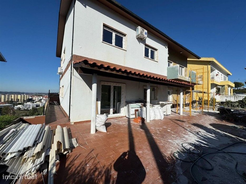 Prédio com garagem em zona de Monte Formoso