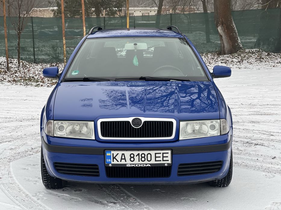 Skoda Octavia tour-Kombi 2006.рік газ/бензин.Автомобіль в дуже гарному стані привезений з-за кордону в 20році.Двигун ідеал масла не бере,працює тихенько,без течі сухий.Ходова  обслужена,збита .Кузов в прекрасному стані без дтп ,фарбована лише одна деталь.А так рідна фарба!Скло в коло все рідне.Добра зимова гума,нещодавно встановлене ГБО 4 вписане в ТП.Свіжа страховка на рік.Модельні  чохли на сидіннях,два ключі,запаска все як має бути!Із останнього Замінений комплект Грм.Любий  вид переоформлення.Ціна вказана приїхали забрали