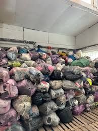Ubrania z Anglii 10 kg — mix marek, fasonów i kolorów