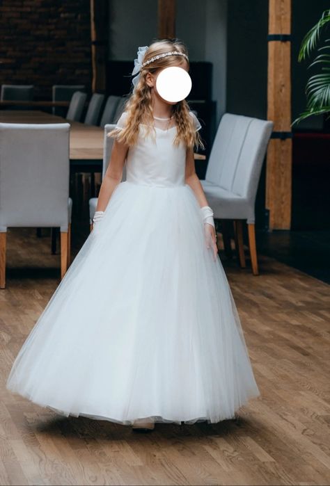 Przepiękna sukienka komunijna.