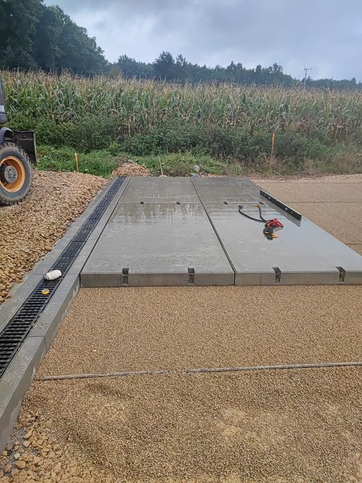 Układanie płyt drogowych kostki