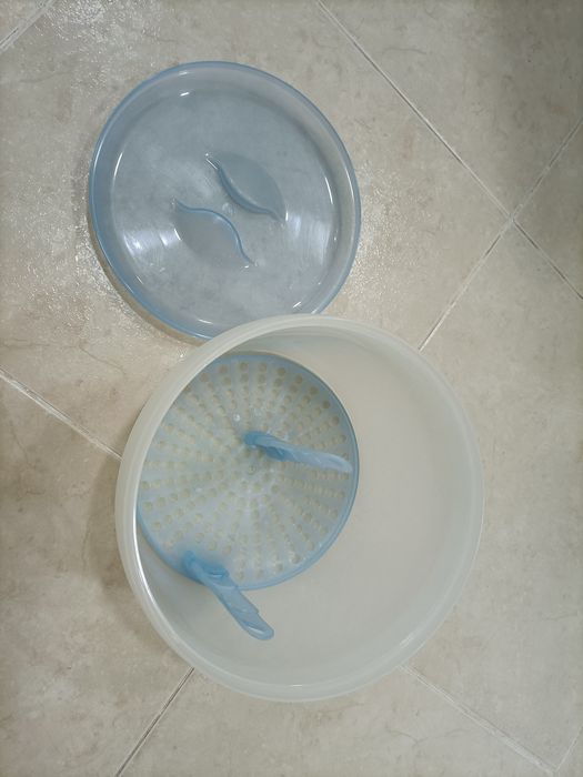 Cama de bebé branca do IKEA mais coisas