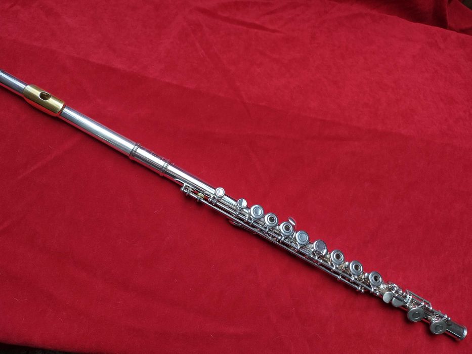 Flet poprzeczny srebrny z pozłacaną płytką