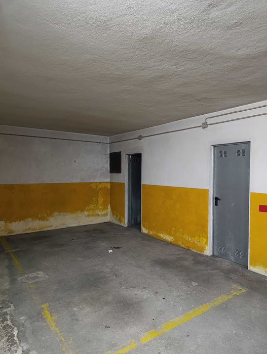 Lugar de garagem com arrumos