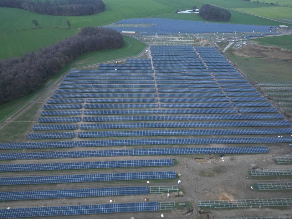 Usługi koparką- Prace ziemne i układanie kabli na farmach PV oraz innych inwestycjach