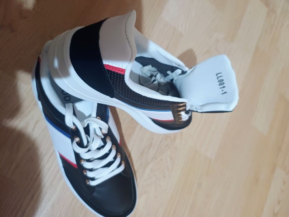 Кроссовки фирмы BDDS 43 размер