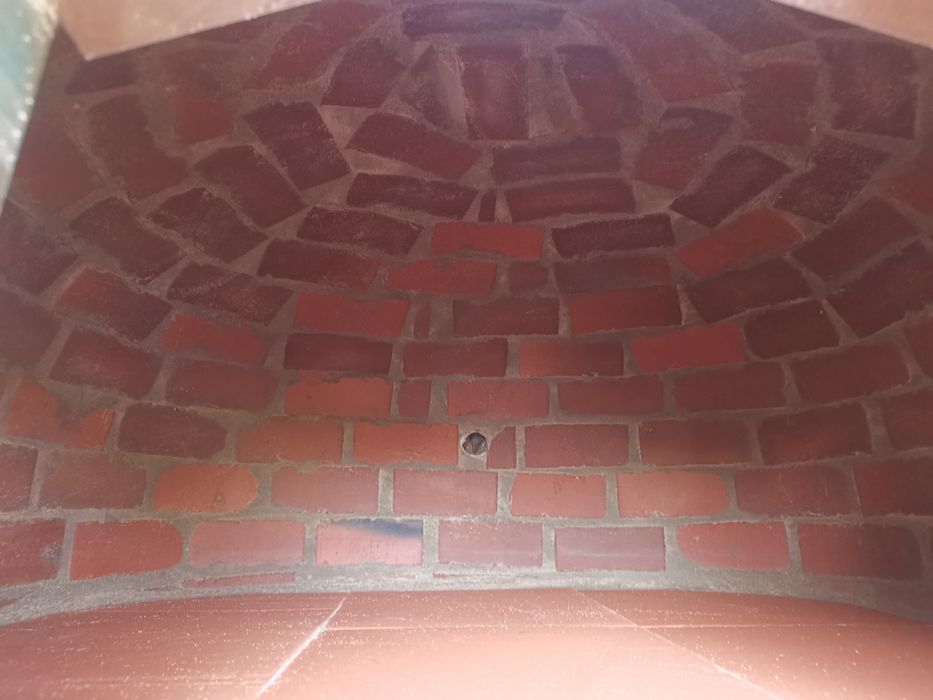 Forno de lenha com painel cinza