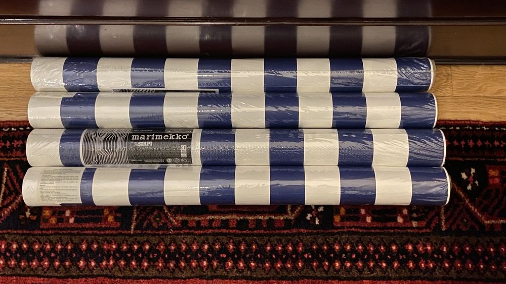 Papel de parede às riscas azul forte