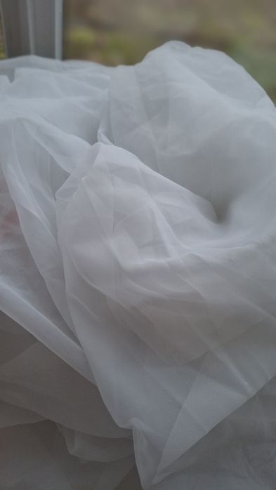 Тюль белая шифоновая.