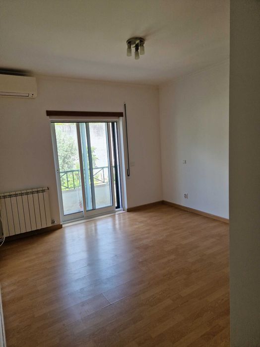 Apartamento T2 Duplex para Arrendamento em Eiras