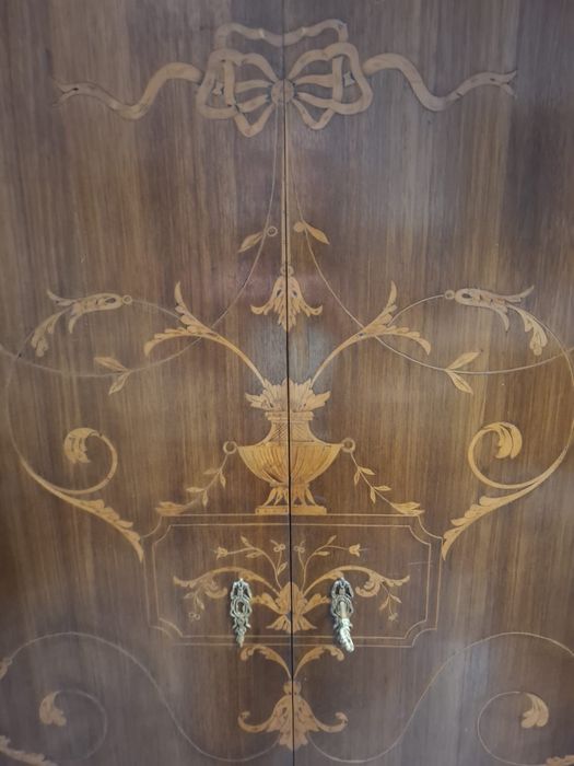 Roupeiro estilo D.Maria com embutidos.