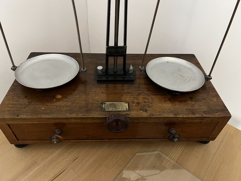 Waga apteczna antyczna drewno