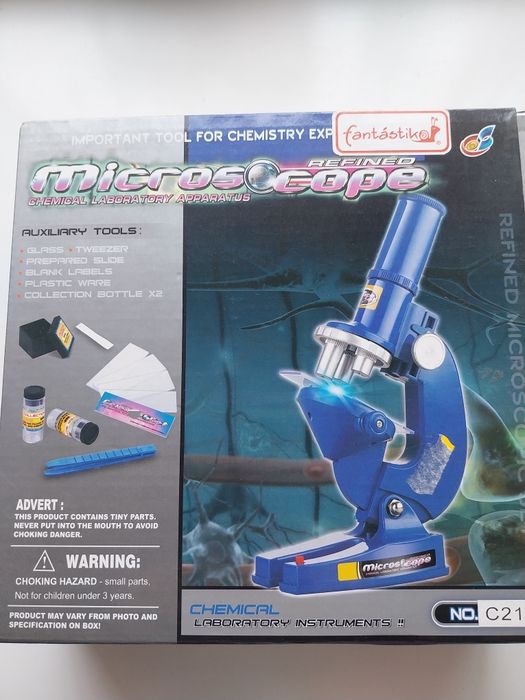 Microscópio com acessórios
