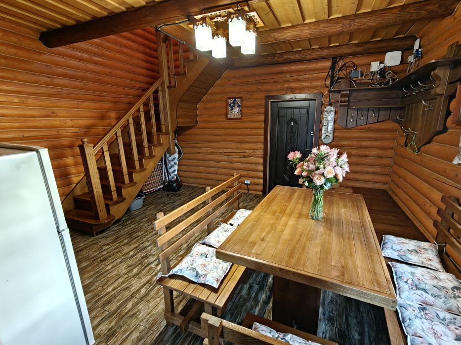 Затишний зруб біля моря