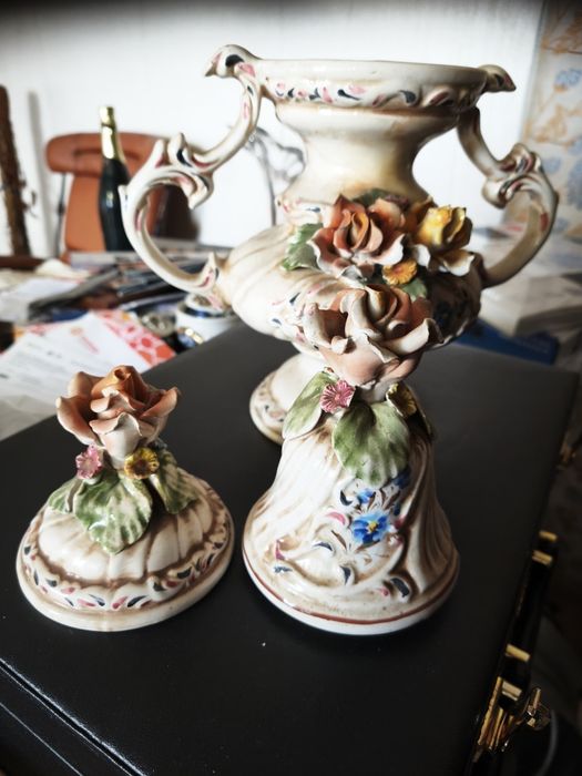 peça cerâmica decorativa ou uma peça de porcelana. Tem a forma de um vaso ou urna com duas pegas, com uma tampa separada