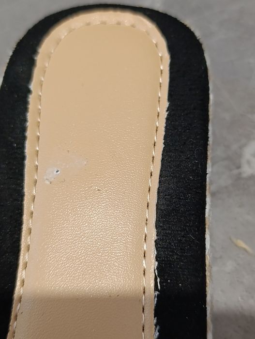 Damskie klapki z kokardką.