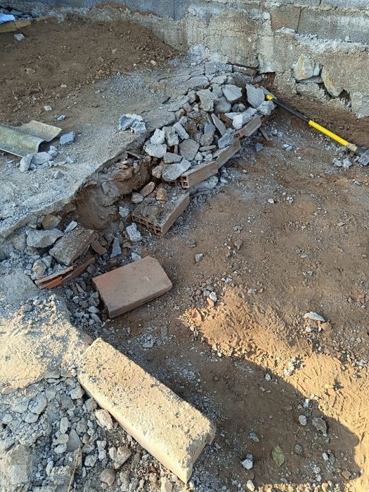 Faço cargas de todo tipo de material verdes entulho madeira
Pequenas e grandes demoliçoes 
Limpeza de terrenos
Limpeza de casas
Limpeza de mato 
Todo