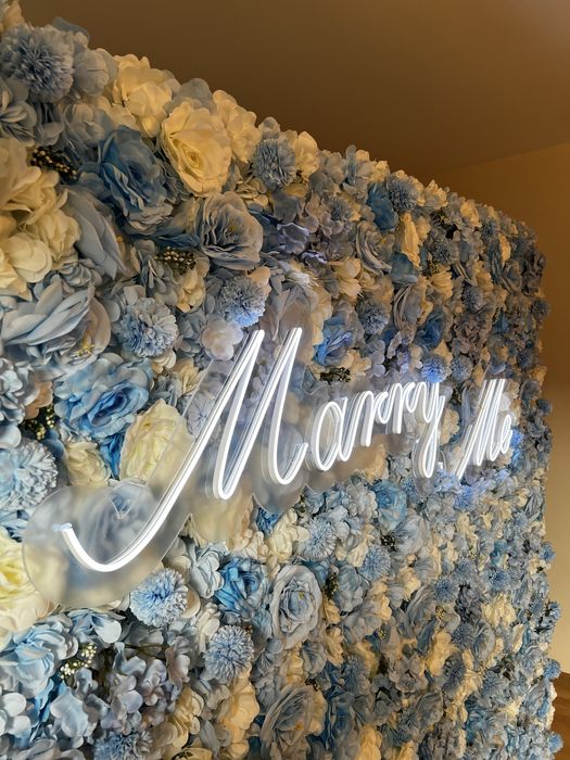 Ścianka kwiatowa z neonem LED. Dokoracje weselne, ściana kwiatowa.