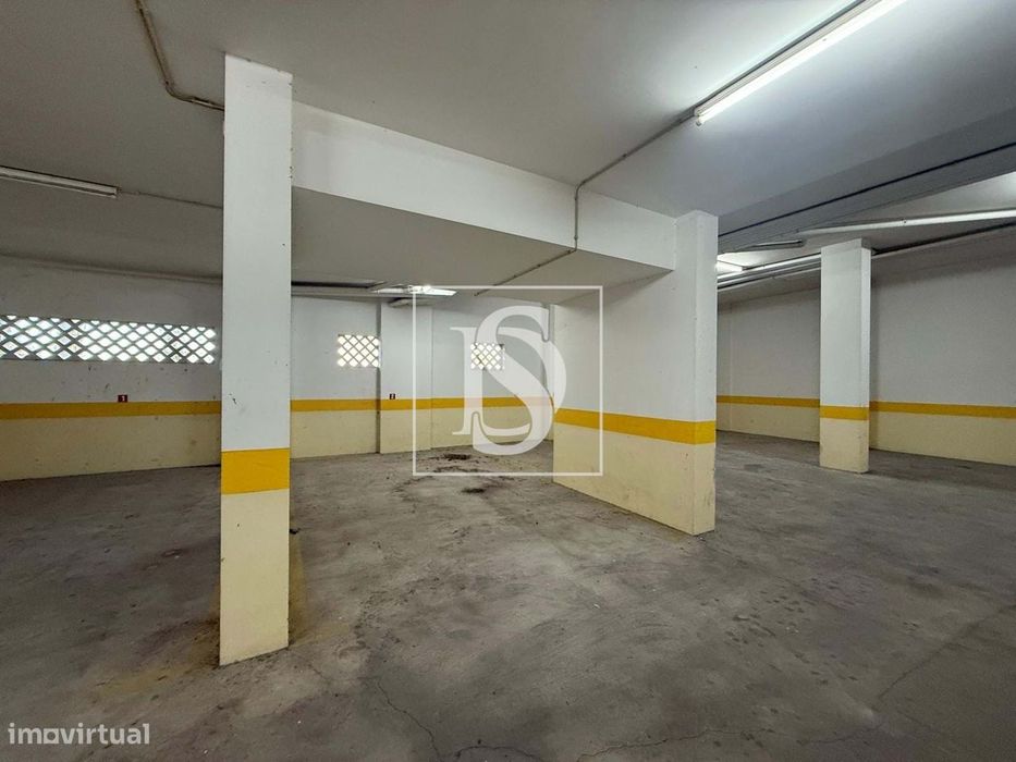 Excelente Oportunidade no Centro de Santarém – Espaço Coberto com 7 Lu