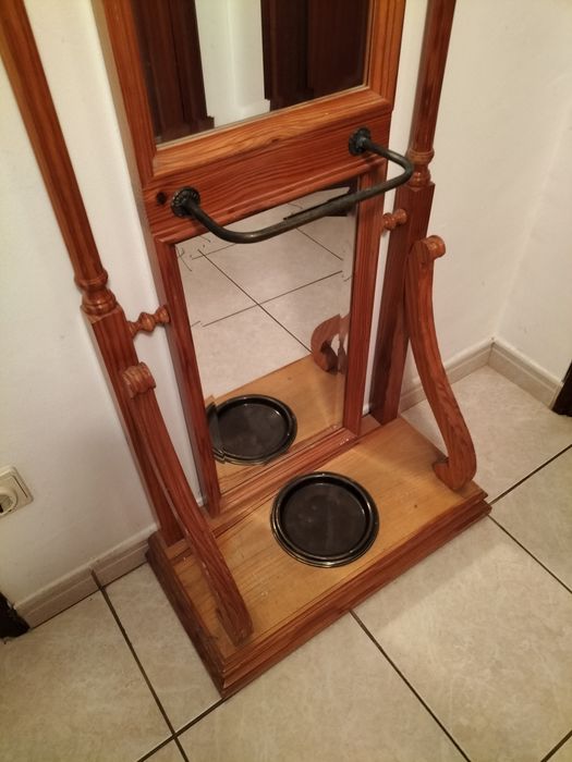Espelho em pé com suporte para roupa e chapéus de chuva