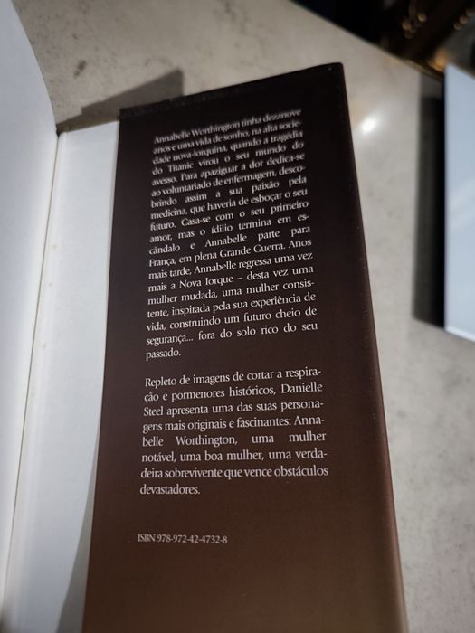 Livro Uma Mulher de Coragem de Danielle Steel