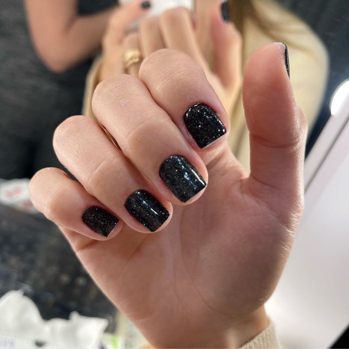 Манікюр, педикюр / Брови, корекція, фарбування та ламінування