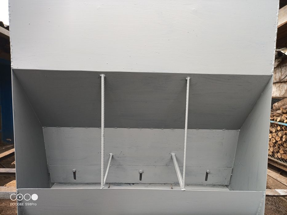 Кормушка для свиней.