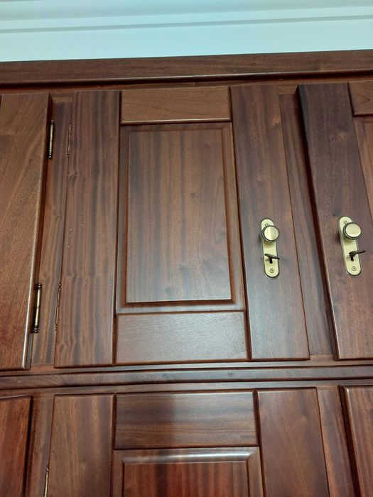 Frente dum armário em madeira maciça a colocar entre paredes