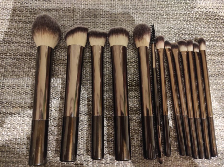 zestaw pędzli do makijażu