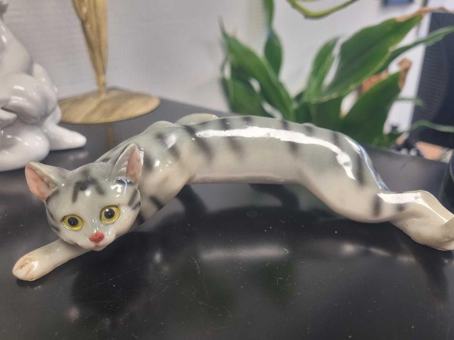 Ceramiczny skradający się kot
