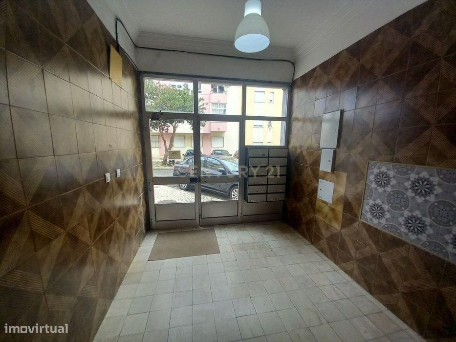 T2 Totalmente Remodelado no Carregado – Cozinha Equipada e Excelente A