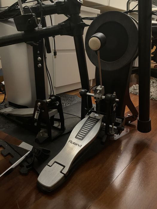 Bateria da Roland como nova com coluna, fones e baquetas.