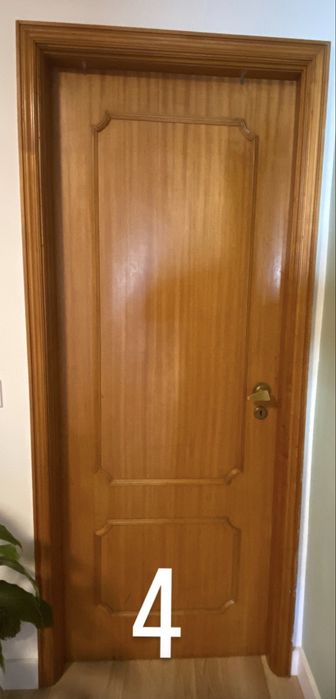 Portas Internas de madeira em boas condições. Vendidas com toda a estrutura e acabamentos. Favor atentar aos difrentes preços e medidas!